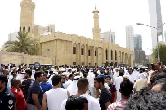 Наслідки теракту у мечеті в Кувейті (ФОТО, ВІДЕО) - фото 1