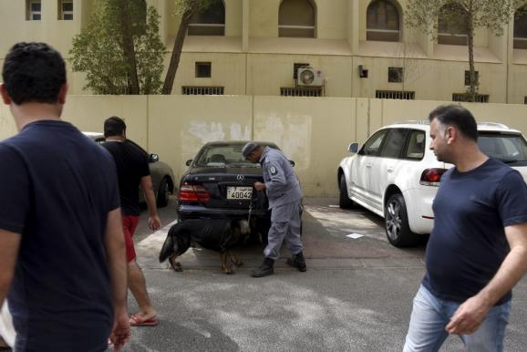 Наслідки теракту у мечеті в Кувейті (ФОТО, ВІДЕО) - фото 10