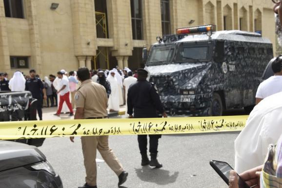 Наслідки теракту у мечеті в Кувейті (ФОТО, ВІДЕО) - фото 2
