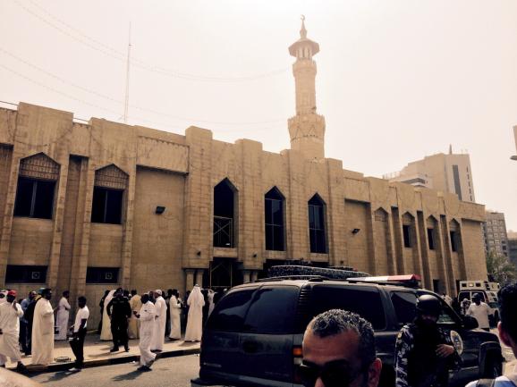 Наслідки теракту у мечеті в Кувейті (ФОТО, ВІДЕО) - фото 4
