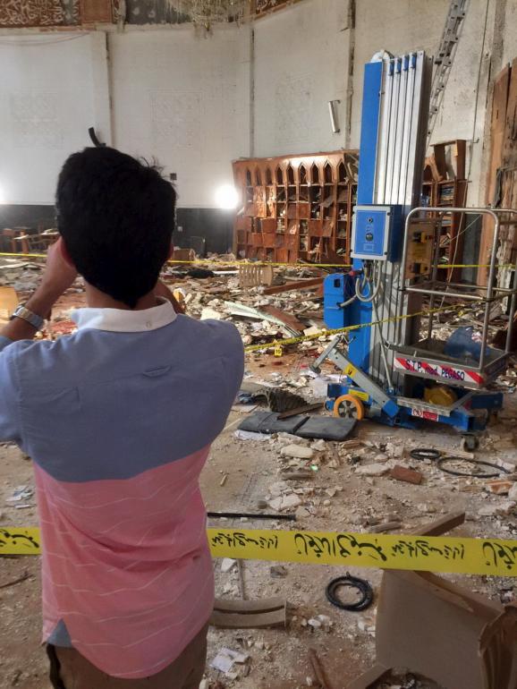 Наслідки теракту у мечеті в Кувейті (ФОТО, ВІДЕО) - фото 7