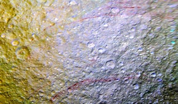 На супутнику Сатурна знайшли загадкові червоні смуги (ФОТО) - фото 2