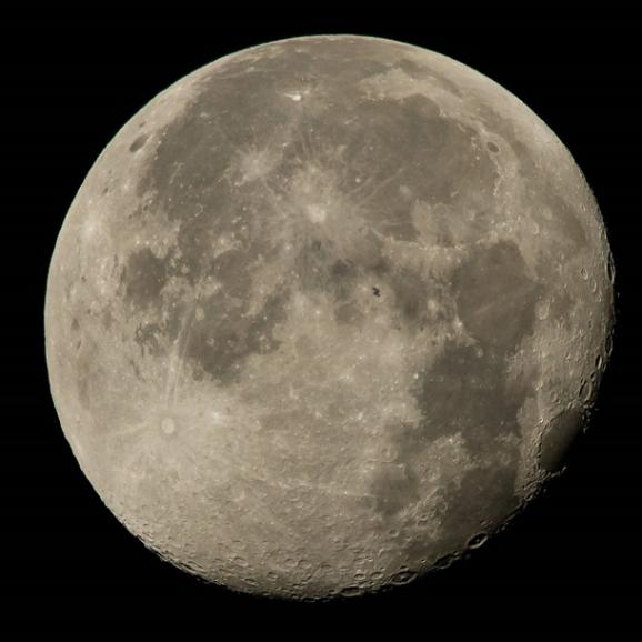 NASA показало фото МКС на тлі Місяця (ФОТО) - фото 1