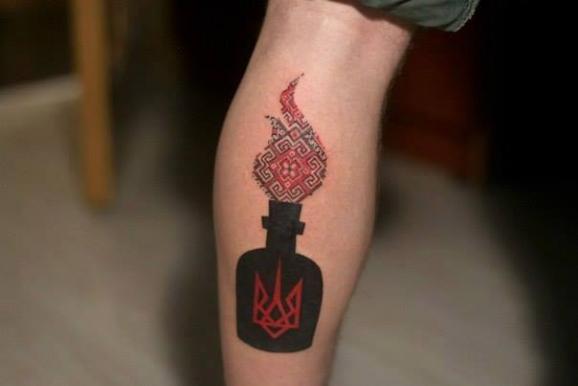 Украинский народ начал делать татуировки в виде коктейля Молотова - фото