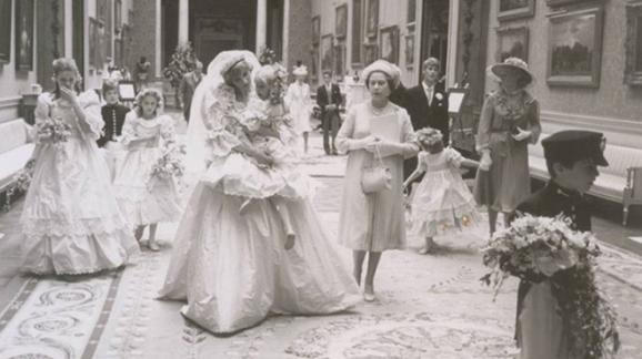В мережу виклали раніше невідомі світлини з весілля принцеси Діани - фото 2