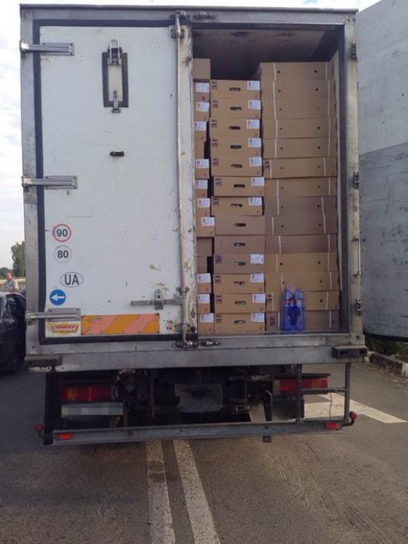 На Донеччині затримано вантажівку, що везла 10 тонн курячого м'яса в зону АТО - фото 1